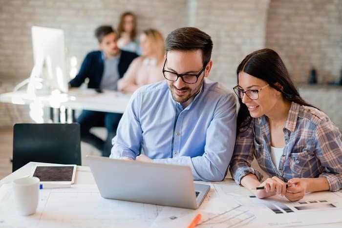 ¿a quiénes benefician los estudios en línea?
