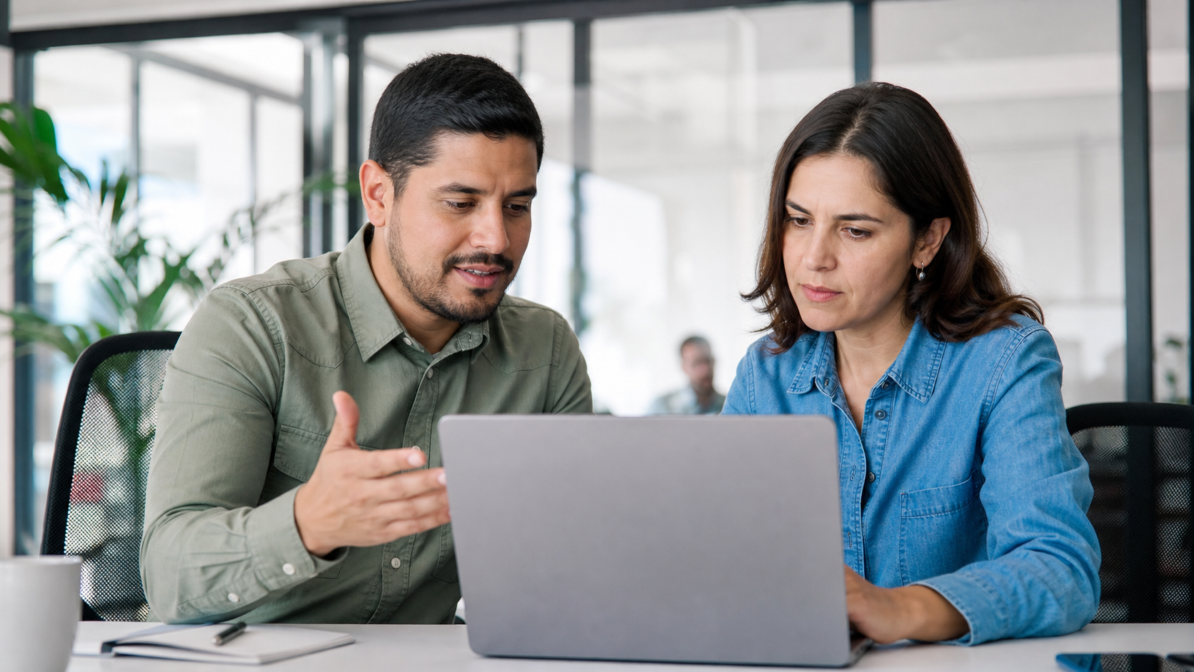 Profesionales analizando el uso responsable de inteligencia artificial en una oficina