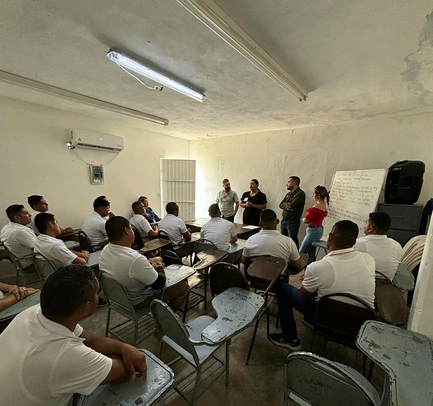 Universidad ISEP llevó orientación académica y laboral al penal masculino de Mazatlán Marc Gaja y Carolina Araujo durante una charla de orientación académica y laboral en 2025